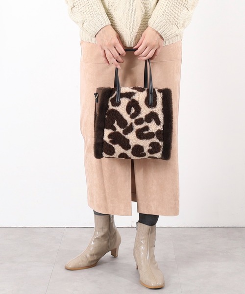 COOCO(クーコ)の「リバーシブルムートン風2WAYバッグ(ハンドバッグ・レディース・レオパード/ダークグレー/グレー系その他/オフホワイト・9)」の4枚目の写真