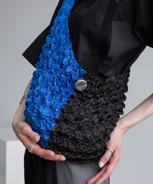 VACANCY（ヴァカンシー）の「バイカラー絞りショルダーバッグ（ショルダーバッグ・レディース・ホワイト×ブラック/ブラック×ブルー/シルバー・FREE）」の2枚目の写真