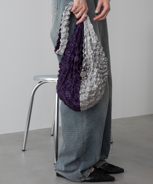 VACANCY（ヴァカンシー）の「バイカラー絞りショルダーバッグ（ショルダーバッグ・レディース・ホワイト×ブラック/ブラック×ブルー/シルバー・FREE）」の3枚目の写真