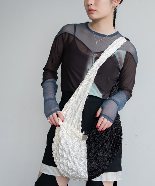 VACANCY（ヴァカンシー）の「バイカラー絞りショルダーバッグ（ショルダーバッグ・レディース・ホワイト×ブラック/ブラック×ブルー/シルバー・FREE）」の6枚目の写真
