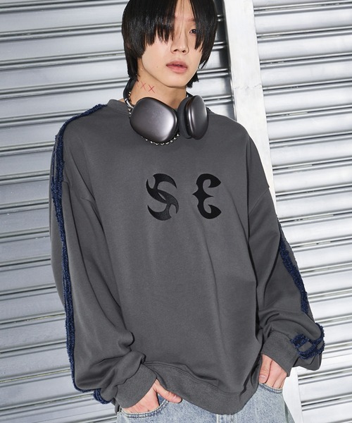 SAVEDGE（セーベッジ）の「LOOSE FRINGE LINE METAL LOGO SWEAT/ルーズフリンジラインメタルロゴスウェット（スウェット・メンズ・グレー/チャコール・L/M）」の2枚目の写真