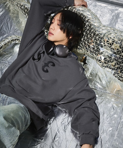 SAVEDGE（セーベッジ）の「LOOSE FRINGE LINE METAL LOGO SWEAT/ルーズフリンジラインメタルロゴスウェット（スウェット・メンズ・グレー/チャコール・L/M）」の22枚目の写真