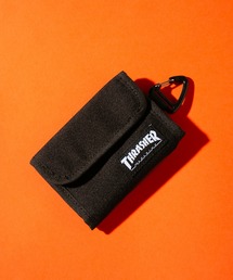 LB/S （エルビーエス）の「【THRASHER/スラッシャー】【水に強くレジャーやフェスにぴったり！】カラビナ付き2つ折りウォレット ブランドロゴ 二つ折り財布 ミニ財布 小銭入れ カード収納 ユニセックス フェス アウトドア（財布）」