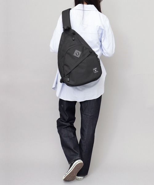 anello（アネロ）の「HC ハイキャパシティ 撥水加工 大容量 スリング クロスボディバッグ 15L A5対応（ボディバッグ/ウエストポーチ・メンズ・ブラック・FREE）」の2枚目の写真