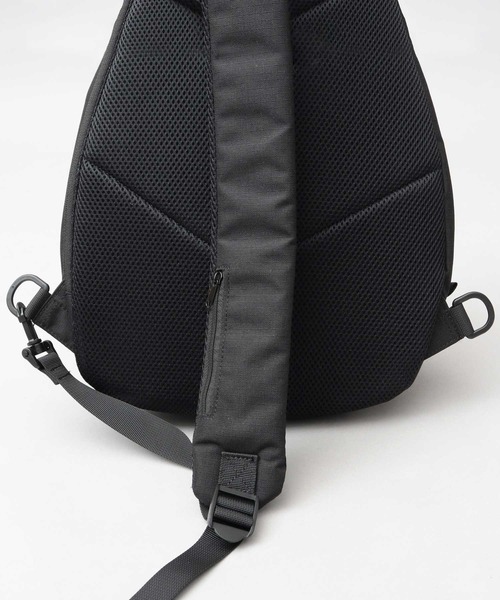 anello（アネロ）の「HC ハイキャパシティ 撥水加工 大容量 スリング クロスボディバッグ 15L A5対応（ボディバッグ/ウエストポーチ・メンズ・ブラック・FREE）」の11枚目の写真