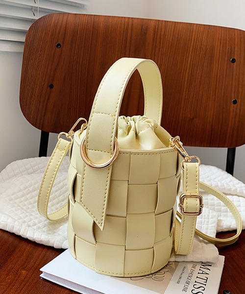 C. 編み込みショルダーバック