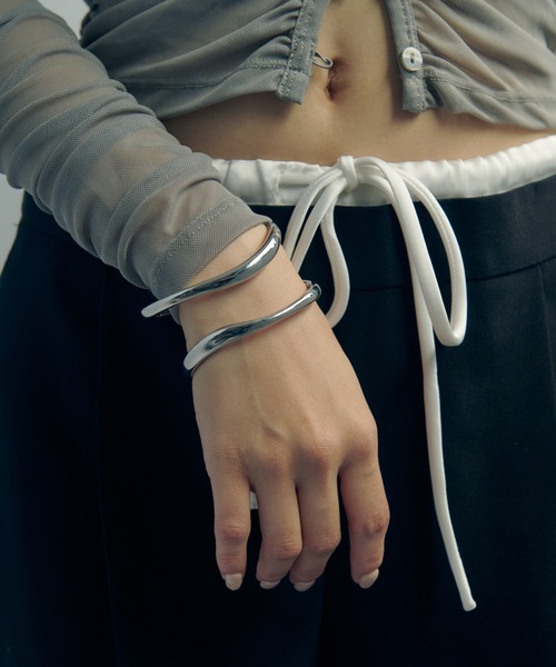 GOLDY（ゴールディ）の「ダブル ラインズ バングル（バングル/リストバンド・レディース・シルバー/ゴールド/シルバー系その他/ゴールド系その他・FREE）」の7枚目の写真