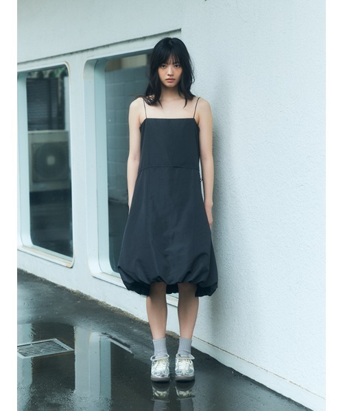 CHAROL（シャロル）の「バルーンキャミワンピース（ワンピース・レディース・ブラック/グレー・FREE）」の5枚目の写真