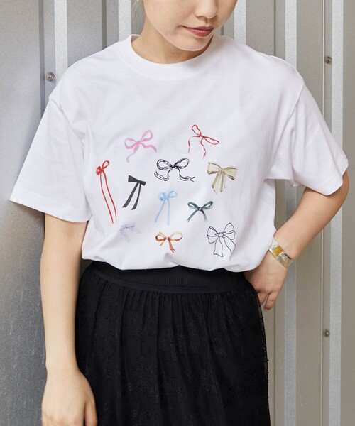 Firsthand（ファーストハンド）の「Firsthand/ファーストハンド オーガニックコットンマルチリボンプリントTシャツ / フロントデザインTシャツ / 半袖TEE（Tシャツ/カットソー・レディース・ホワイト・ONE SIZE）」の4枚目の写真