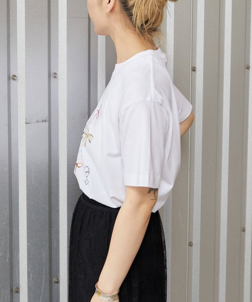 Firsthand（ファーストハンド）の「Firsthand/ファーストハンド オーガニックコットンマルチリボンプリントTシャツ / フロントデザインTシャツ / 半袖TEE（Tシャツ/カットソー・レディース・ホワイト・ONE SIZE）」の5枚目の写真