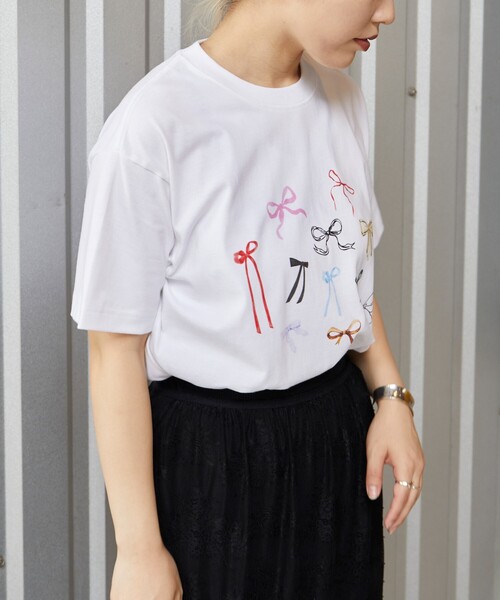 Firsthand（ファーストハンド）の「Firsthand/ファーストハンド オーガニックコットンマルチリボンプリントTシャツ / フロントデザインTシャツ / 半袖TEE（Tシャツ/カットソー・レディース・ホワイト・ONE SIZE）」の11枚目の写真