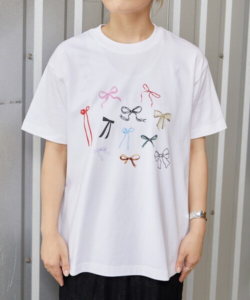 Firsthand（ファーストハンド）の「Firsthand/ファーストハンド オーガニックコットンマルチリボンプリントTシャツ / フロントデザインTシャツ / 半袖TEE（Tシャツ/カットソー・レディース・ホワイト・ONE SIZE）」の13枚目の写真