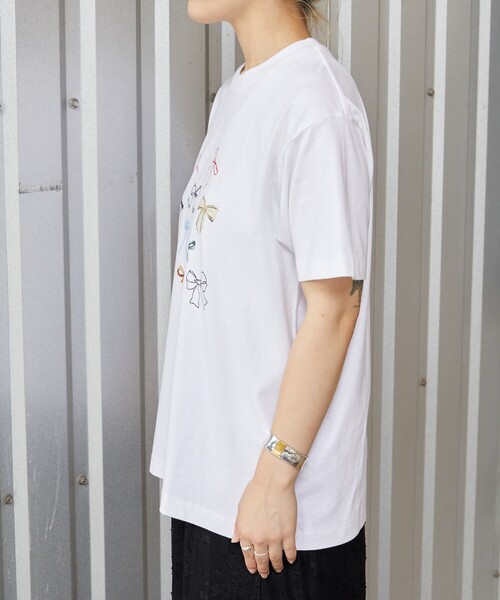 Firsthand（ファーストハンド）の「Firsthand/ファーストハンド オーガニックコットンマルチリボンプリントTシャツ / フロントデザインTシャツ / 半袖TEE（Tシャツ/カットソー・レディース・ホワイト・ONE SIZE）」の14枚目の写真