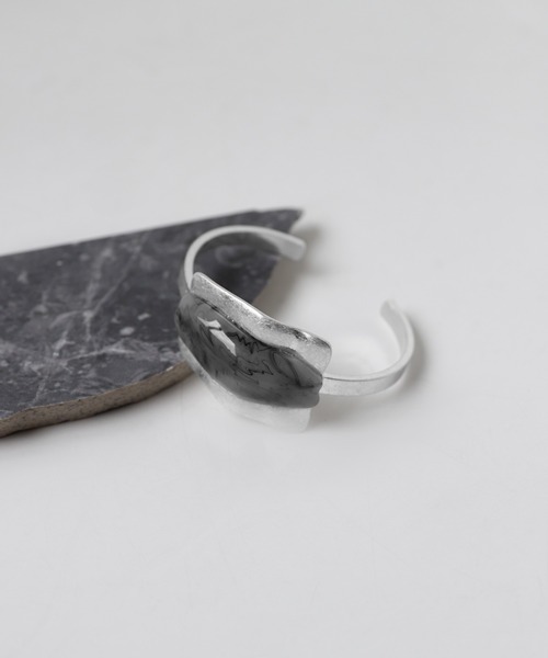 ANEMONE（アネモネ）の「マーブル×メタルプレートバングル（バングル/リストバンド・レディース・ゴールド/シルバー・FREE）」の2枚目の写真