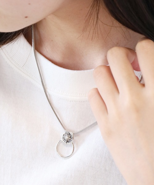 blatto(ブラット)の「blatto/ブラット 925シルバートップ サングラスかけ GLASSES HOLDER ネックレス bla-necklace-00400 メンズ 夏物 夏服(ネックレス・メンズ・シルバー系その他5/シルバー系その他3/シルバー系その他6/シルバー系その他4/シルバー系その他2/シルバー系その他7/シルバー系3/シルバー系4/シルバー系5/シルバー系6/シルバー系7/シルバー系8/シルバー系9/A・ONE SIZE/FREE)」の4枚目の写真