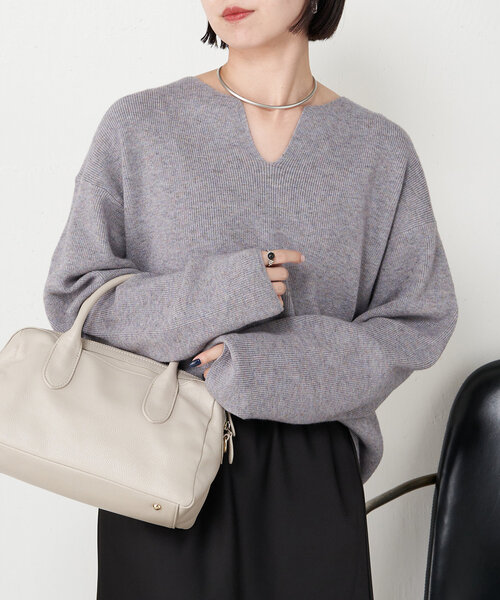 Jena espace merveilleux（ジェナ　エスパスメルヴェイユ）の「カタアゼ編みVネックニット（ニット/セーター・レディース・グレー/チャコールグレー/レッド・FREE）」の2枚目の写真