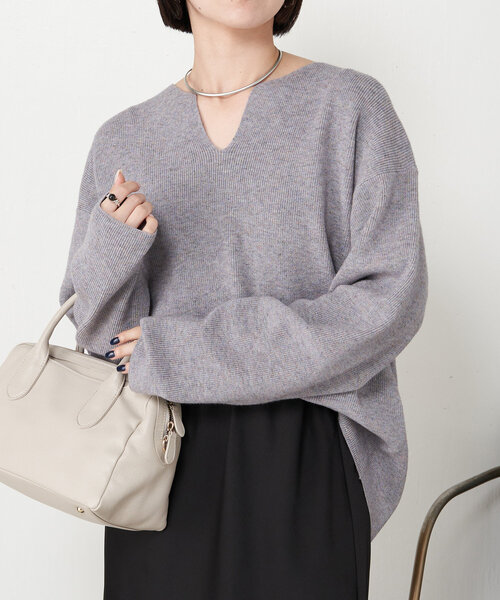Jena espace merveilleux（ジェナ　エスパスメルヴェイユ）の「カタアゼ編みVネックニット（ニット/セーター・レディース・グレー/チャコールグレー/レッド・FREE）」の8枚目の写真