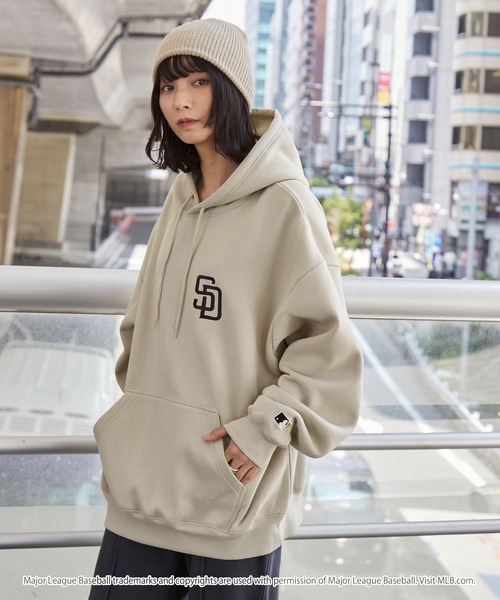 MONO-MART（モノマート）の「MLB/メジャーリーグベースボール 別注 ロゴ刺繍バックデザイン ビッグシルエット裏起毛プルオーバーパーカー（パーカー・メンズ・ライトグレー/ダークブラウン/チャコール/ブラック/アッシュグレー/ホワイト系/グレイッシュベージュ/ブラック系/ネイビー・S/M/L）」の12枚目の写真