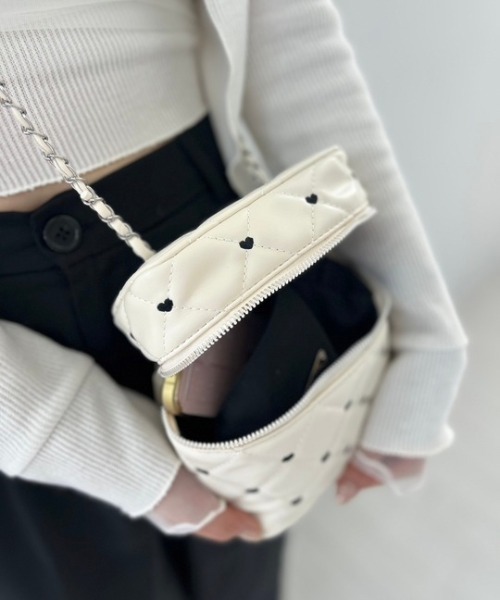 ipugo(イプゴ)の「ipugo/イプゴ ハート刺繍 キルティングチェーン バニティバッグ(ショルダーバッグ・レディース・アイボリー/ブラック・FREE)」の16枚目の写真