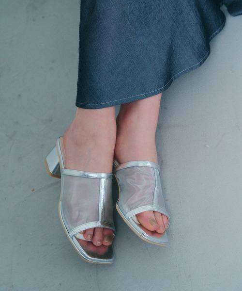 YECCA VECCA(イェッカヴェッカ)の「シアーミュールサンダル(サンダル・レディース・アイボリー/ブラック/シルバー・M/L)」の3枚目の写真