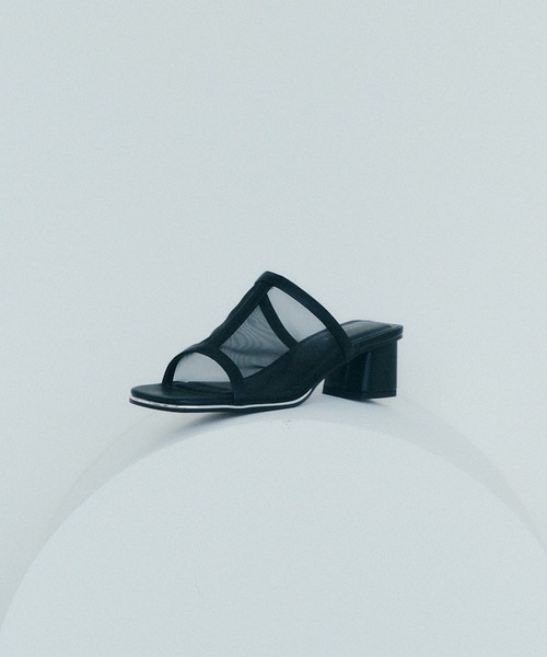 YECCA VECCA(イェッカヴェッカ)の「シアーミュールサンダル(サンダル・レディース・アイボリー/ブラック/シルバー・M/L)」の2枚目の写真