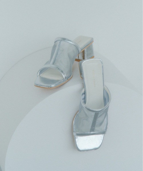 YECCA VECCA(イェッカヴェッカ)の「シアーミュールサンダル(サンダル・レディース・アイボリー/ブラック/シルバー・M/L)」の4枚目の写真