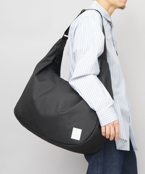 KANGOL（カンゴール）の「ラバータグ 大容量 ビッグラウンドショルダーバッグ L A4・B4収納対応モデル（ショルダーバッグ・メンズ・ブラック系その他/ブラック・FREE）」の20枚目の写真