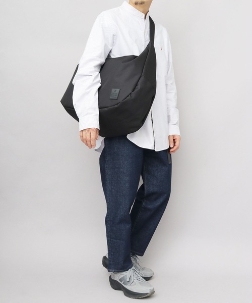KANGOL（カンゴール）の「ラバータグ 大容量 ビッグラウンドショルダーバッグ L A4・B4収納対応モデル（ショルダーバッグ・メンズ・ブラック系その他/ブラック・FREE）」の4枚目の写真