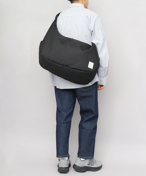 KANGOL（カンゴール）の「ラバータグ 大容量 ビッグラウンドショルダーバッグ L A4・B4収納対応モデル（ショルダーバッグ・メンズ・ブラック系その他/ブラック・FREE）」の3枚目の写真