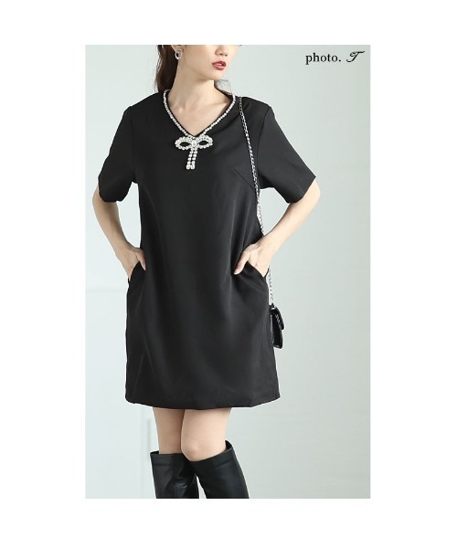 Sawa a la mode(サワアラモード)の「Vネックビジューリボンミニワンピース(ワンピース・レディース・ブラック・FREE)」の3枚目の写真