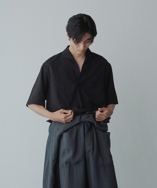 ADAM ET ROPE'(アダムエロペ)の「【WEB限定】リネンライク フロントタック スキッパーシャツ / 防シワ / ユニセックス(シャツ/ブラウス・メンズ・オフホワイト/ブラウン系その他2/ブラック・M/L)」の2枚目の写真
