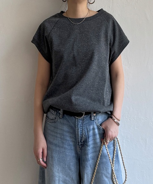LBC(エルビーシー)の「ラメ裏毛ベストT(Tシャツ/カットソー・レディース・チャコールグレー/グレー/オフホワイト/ダークグレー/ベージュ・M)」の3枚目の写真