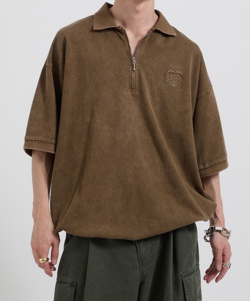 Perushu（ペルーシュ）の「ヴィンテージライクドローストリングZIPポロシャツ（ポロシャツ・メンズ・ライトブラウン/ブラック/ボルドー・LARGE/MEDIUM）」の2枚目の写真