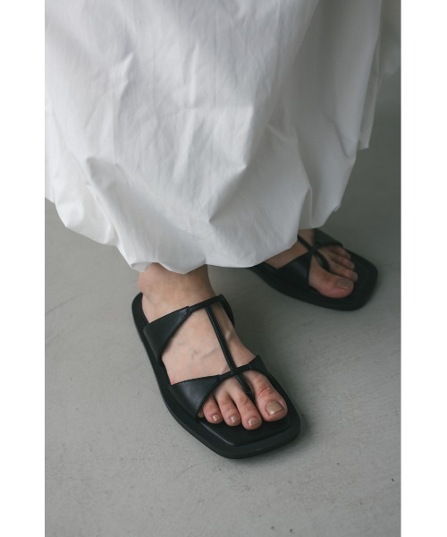 【モノトーンミニマル】Toteme レザーフラットサンダル ダブルストラップフラットサンダル（サンダル）｜STYLEMIXER