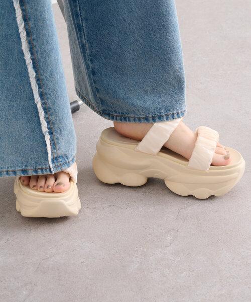 w closet（ダブルクローゼット）の「厚底ギャザーベルトサンダル（サンダル・レディース・ブラック/アイボリー・LARGE/SMALL/MEDIUM）」の4枚目の写真