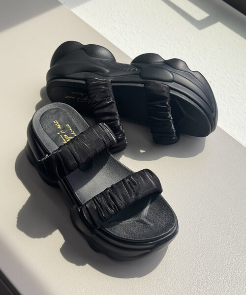 w closet（ダブルクローゼット）の「厚底ギャザーベルトサンダル（サンダル・レディース・ブラック/アイボリー・LARGE/SMALL/MEDIUM）」の15枚目の写真