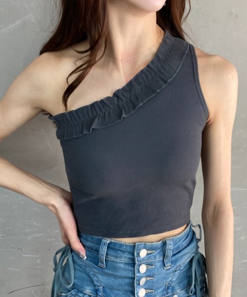 tolene(トレネ)の「カップ付き フリル ワンショルダー クロップドトップス(Tシャツ/カットソー・レディース・ブラック/ホワイト/チャコール・FREE)」の1枚目の写真