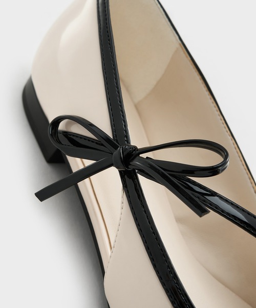 CHARLES & KEITH(チャールズ & キース)の「Pauline ポリーン ボウポインテッドトゥバレリーナ(バレエシューズ・レディース・ブラック/オフホワイト・22.5cm/23cm/23.5cm/24.5cm/25cm/25.5cm)」の5枚目の写真