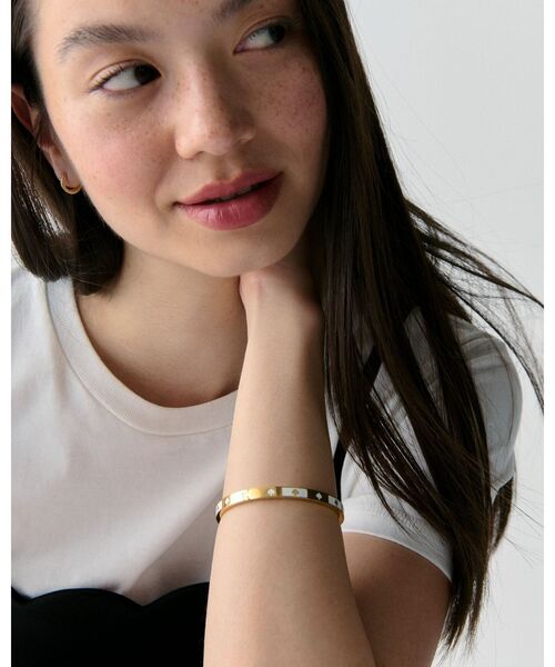 kate spade new york(ケイトスペード ニューヨーク)の「カット トゥ ザ チェイス パヴェ スペード ヒンジ バングル(バングル/リストバンド・レディース・ベージュ・ONESIZE)」の2枚目の写真