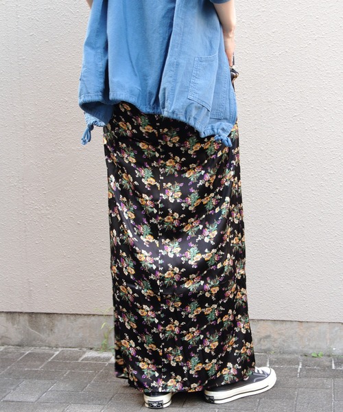 THE SHINZONE（ザ　シンゾーン）の「THE SHINZONE/シンゾーン　フラワーブーケプリントサテンスカート　FLOWER BOUQUET PRINTED SATIN SKIRT　25AMSSK01（スカート・レディース・ブラック/レッド・36）」の5枚目の写真