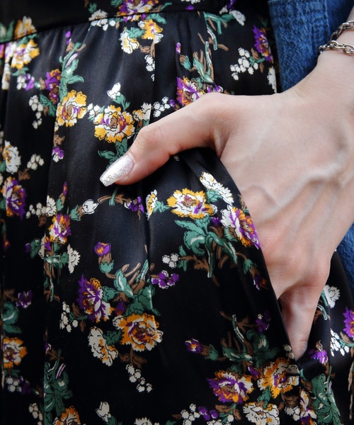 THE SHINZONE（ザ　シンゾーン）の「THE SHINZONE/シンゾーン　フラワーブーケプリントサテンスカート　FLOWER BOUQUET PRINTED SATIN SKIRT　25AMSSK01（スカート・レディース・ブラック/レッド・36）」の17枚目の写真
