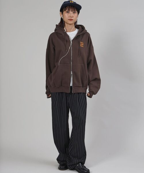 FFEIN（フェイン）の「【FFEIN（フェイン）】ヘビーウエイトワンポイントロゴ立体フードジップパーカー / パーカー 裏起毛 ジップ 刺繍 ロゴ フーディ ダブルジップ（パーカー・メンズ・アッシュグレー/ブラック/ブラウン/ネイビー・LARGE/MEDIUM/SMALL）」の13枚目の写真