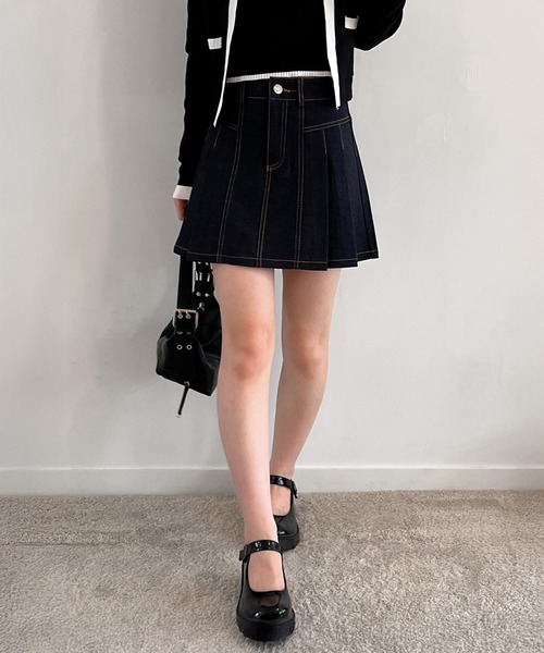 by muni:r（バイ ムニール）の「【着用動画あり・2色・２サイズ展開】デニムプリーツミニスカート/2025 AW COLLECTION（デニムスカート・レディース・ブラック/ブルー・MEDIUM/SMALL）」の2枚目の写真