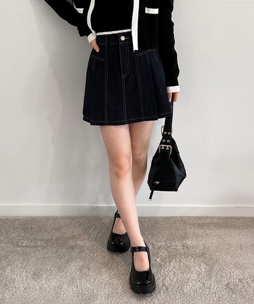 by muni:r（バイ ムニール）の「【着用動画あり・2色・２サイズ展開】デニムプリーツミニスカート/2025 AW COLLECTION（デニムスカート・レディース・ブラック/ブルー・MEDIUM/SMALL）」の5枚目の写真