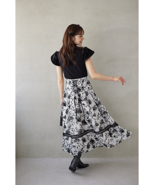 tocco closet(トッコ クローゼット)の「バックレースアップシアーフロッキーフラワータックボリュームフレアスカート(スカート・レディース・ブラック/オフホワイト・M)」の17枚目の写真