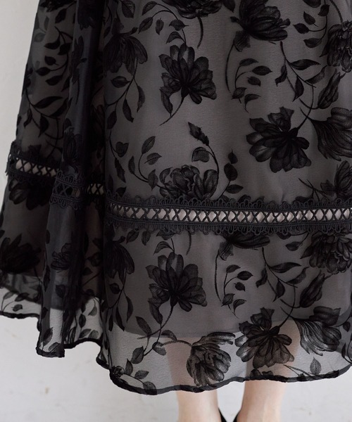 tocco closet(トッコ クローゼット)の「バックレースアップシアーフロッキーフラワータックボリュームフレアスカート(スカート・レディース・ブラック/オフホワイト・M)」の9枚目の写真