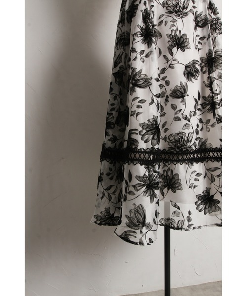 tocco closet(トッコ クローゼット)の「バックレースアップシアーフロッキーフラワータックボリュームフレアスカート(スカート・レディース・ブラック/オフホワイト・M)」の4枚目の写真