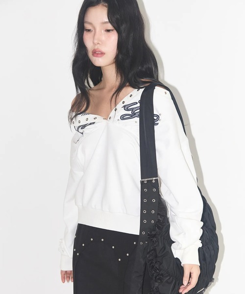 ILLIGO(イリゴ)の「【日本未発売/WEB限定】ILLIGO(イリゴ)/アイレット オフショルダー スウェット/BUTTON EYELET OFF-SHOULDER SWEATSHIRT(スウェット・レディース・チャコールグレー/ホワイト/ブラック・FREE)」の5枚目の写真