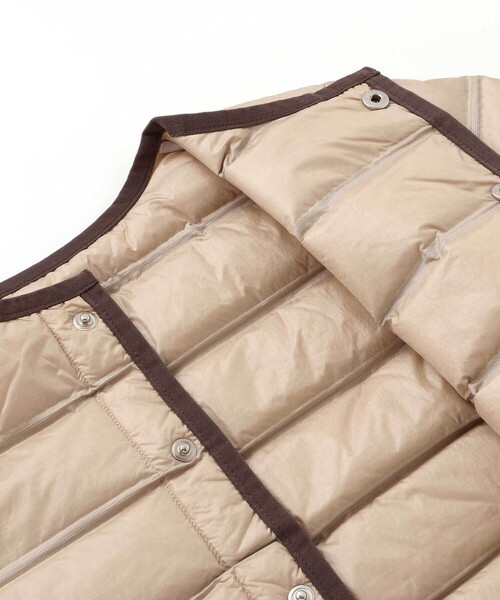 BeBe（ベベ）の「パイピング配色タフタライトダウンブルゾン（ダウンジャケット/コート・キッズ・ベージュ/ブラック・100cm/120cm/90cm/110cm/130cm/140cm/150cm）」の18枚目の写真
