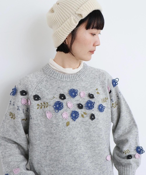 l'atelier du savon(アトリエドサボン)の「くるくるお花の 求心みたいなニットプルオーバー(ニット/セーター・レディース・レッド/チャコールグレー/グレー・FREE)」の1枚目の写真